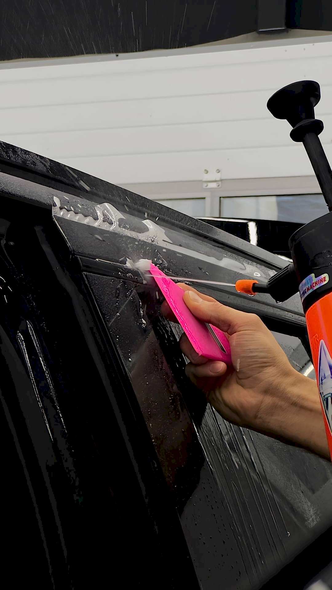 На фото мастера AR-Detailing оклеивают автомобиль полиуретановой пленкой. Воронеж. 2019 год